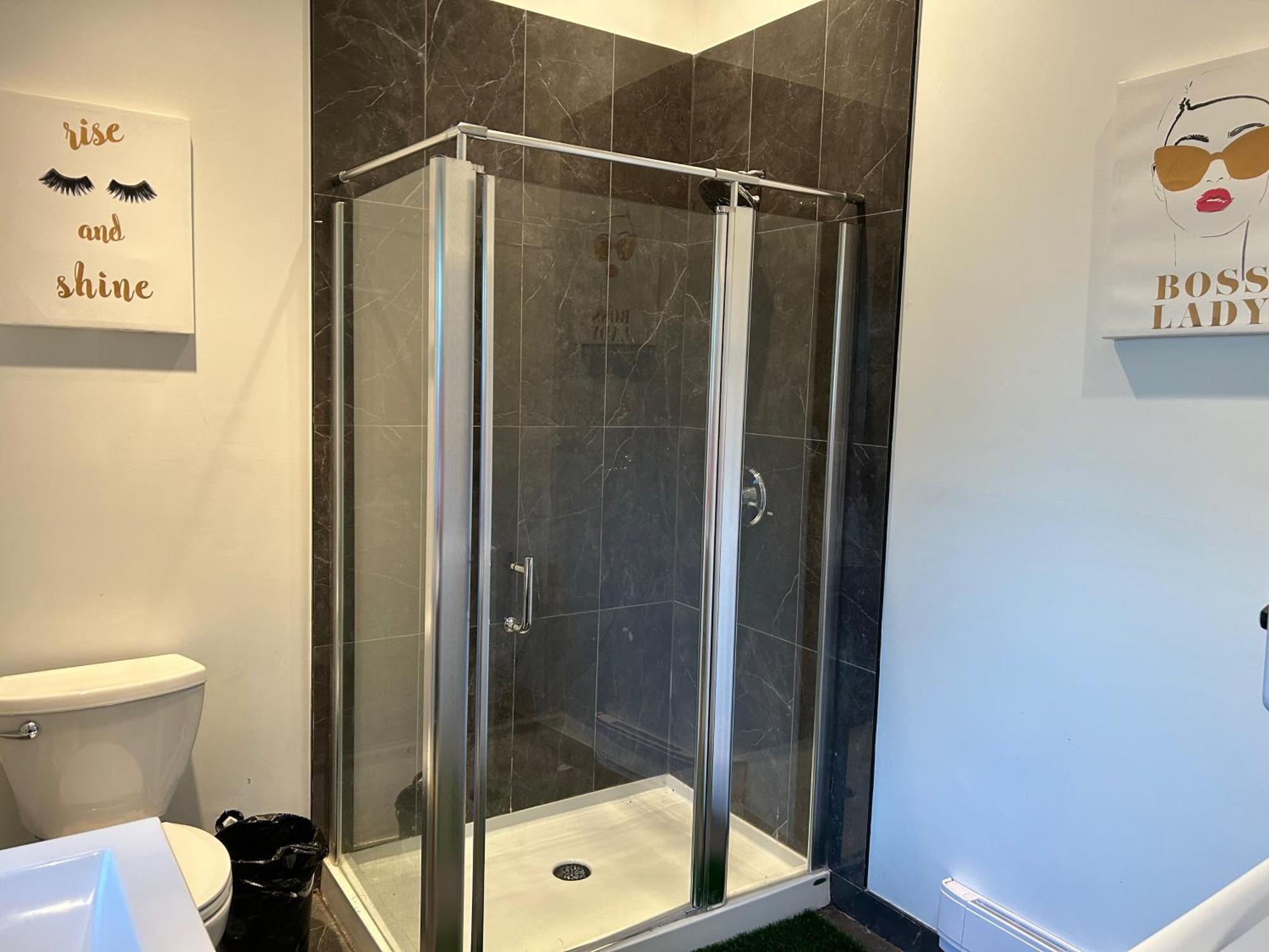 Seymour Private Bedroom, Ensuite Bathroom With Shared Pool, Hot Tub With Views Норт Ванкувър Екстериор снимка